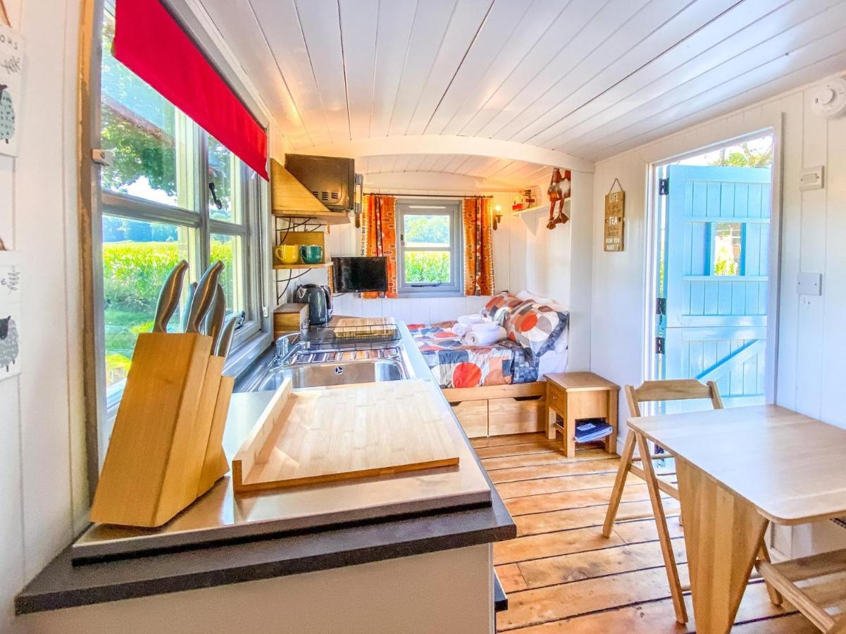 The Hideaway Hut - 1 Bed Shepherds Hut - Херфорд Екстериор снимка