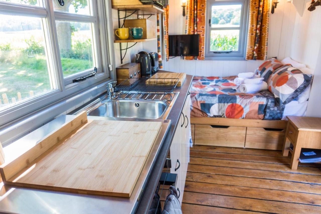The Hideaway Hut - 1 Bed Shepherds Hut - Херфорд Екстериор снимка
