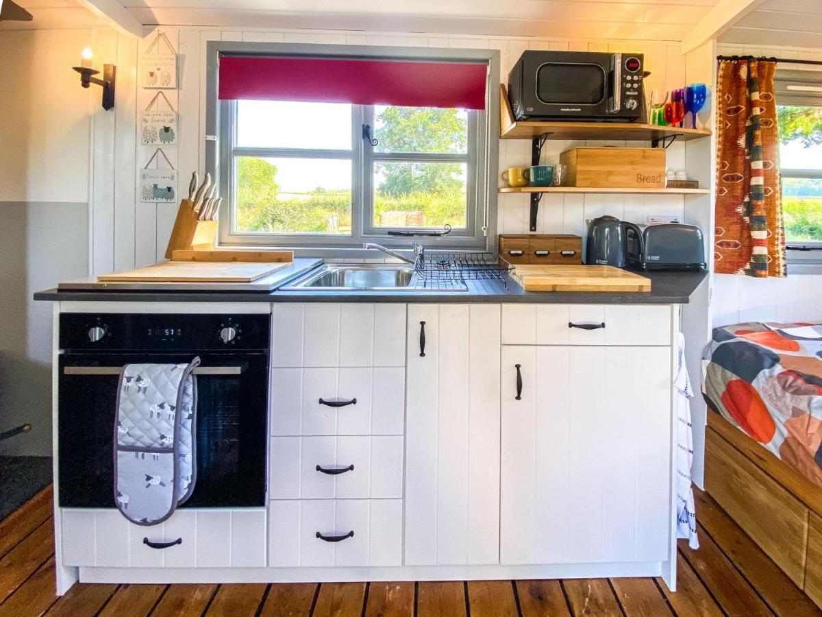 The Hideaway Hut - 1 Bed Shepherds Hut - Hereford Apartment Екстериор снимка