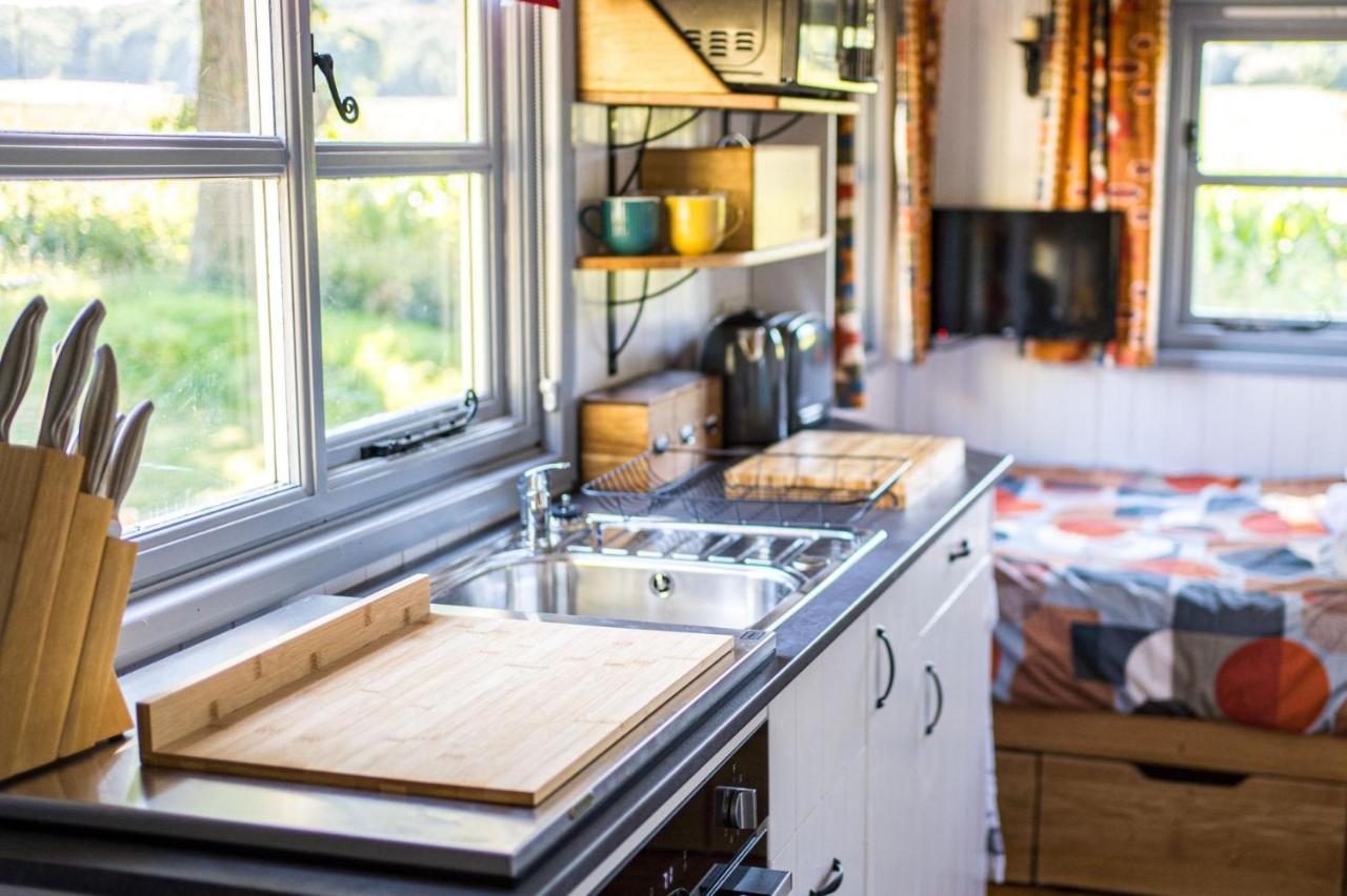 The Hideaway Hut - 1 Bed Shepherds Hut - Херфорд Екстериор снимка
