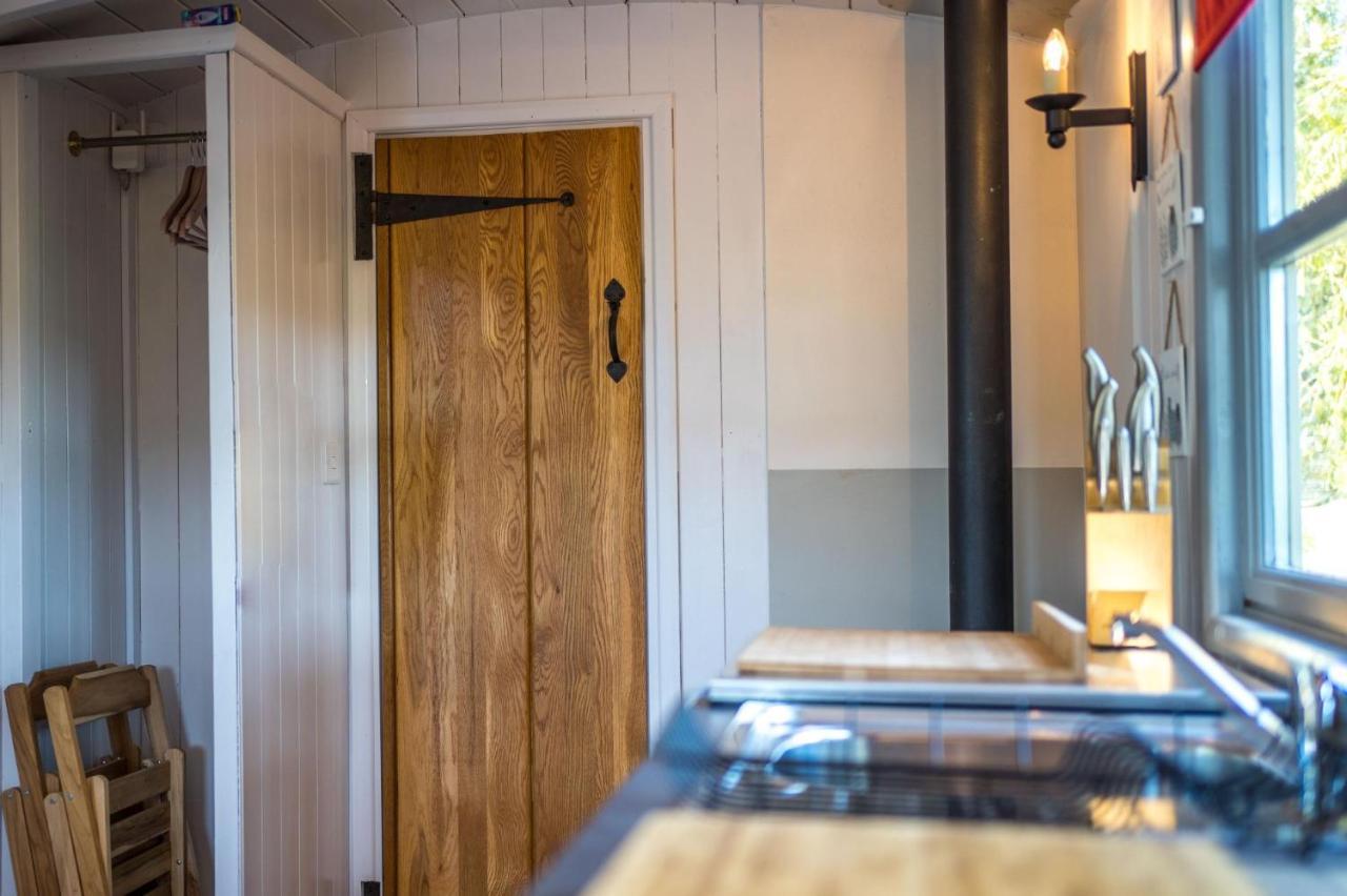 The Hideaway Hut - 1 Bed Shepherds Hut - Херфорд Екстериор снимка